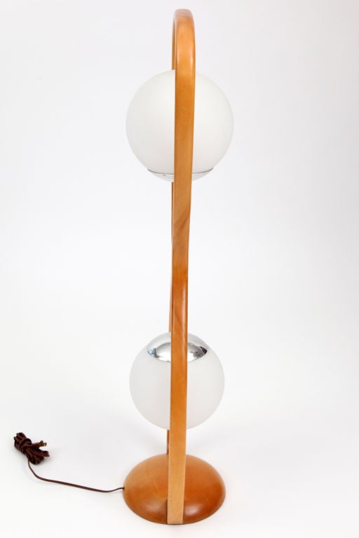 Gorgeous 1960s Bentwood and Frosted Glass Table Lamp im Zustand „Gut“ in Phoenix, AZ