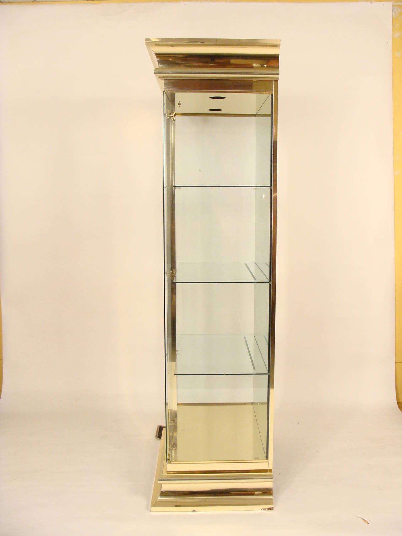 Mastercraft Style Vitrine 1