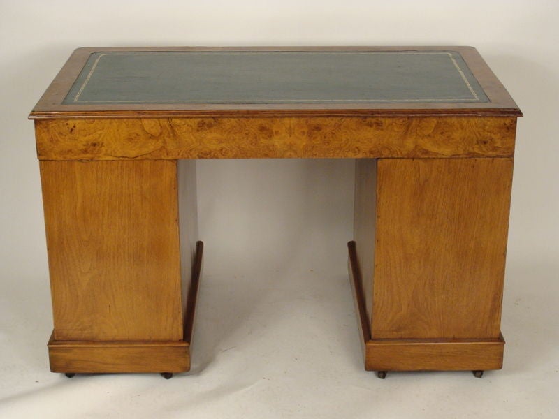 George lll style double pedestal desk In Good Condition For Sale In Laguna Beach, CA