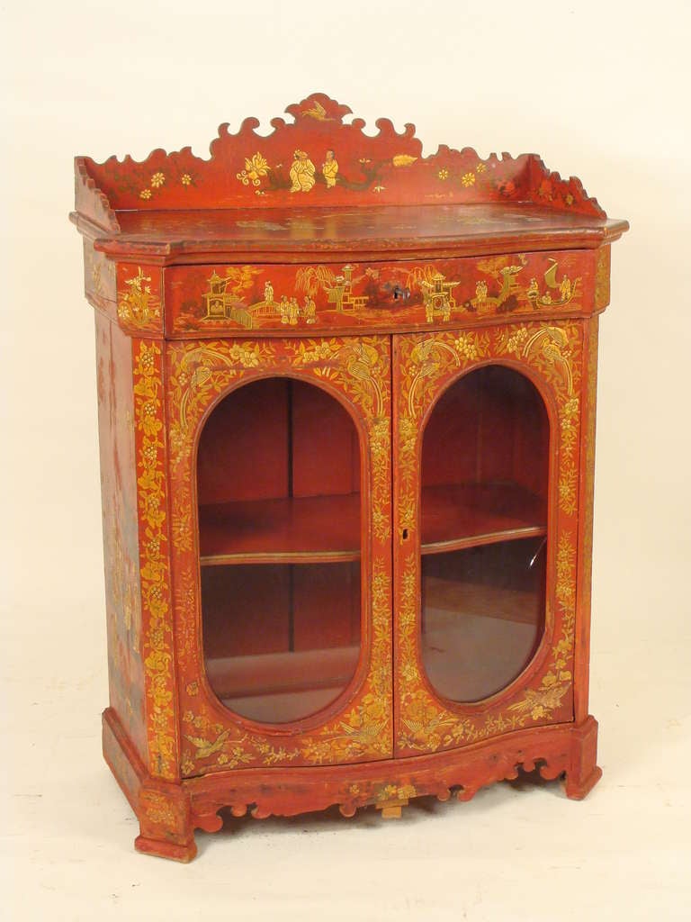 Napoleon III style red chinoiserie decorated cabinet or bookcase or vitrine, circa 1900. This cabinet has nice raised chinoiserie decoration.