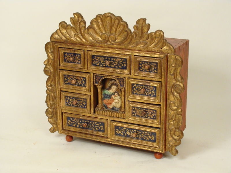 vargueno colonial espagnol décoré de dorures et de polychromes