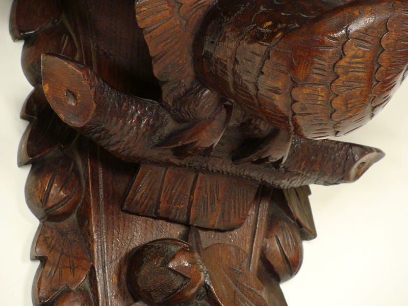 Soporte de pared con águila tallada en venta 1
