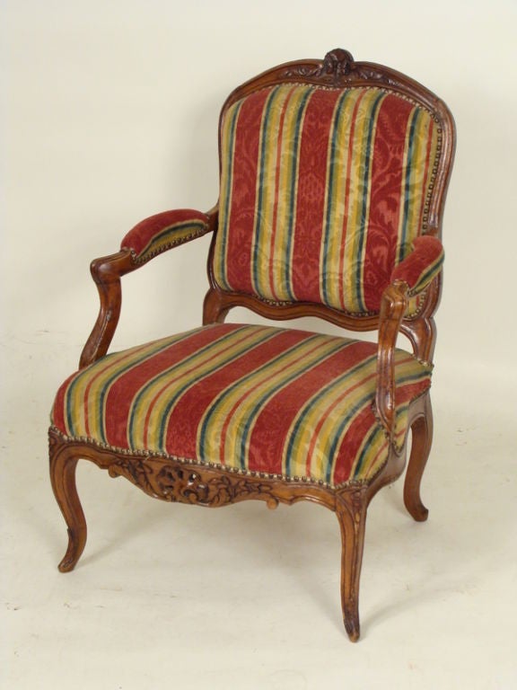Sessel aus geschnitztem Nussbaum im Louis XV-Stil, 18. Jahrhundert.