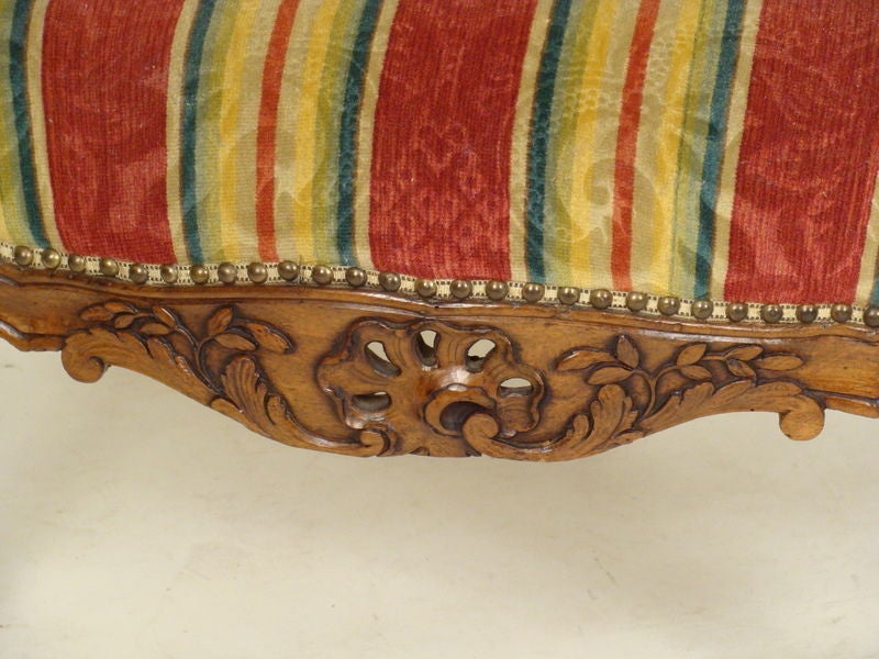 Louis XV Provinzial-Sessel aus Nussbaumholz im Zustand „Relativ gut“ im Angebot in Laguna Beach, CA