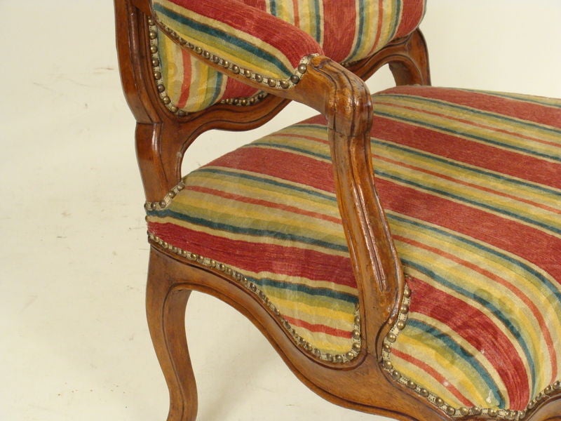 Louis XV Provinzial-Sessel aus Nussbaumholz (Holz) im Angebot