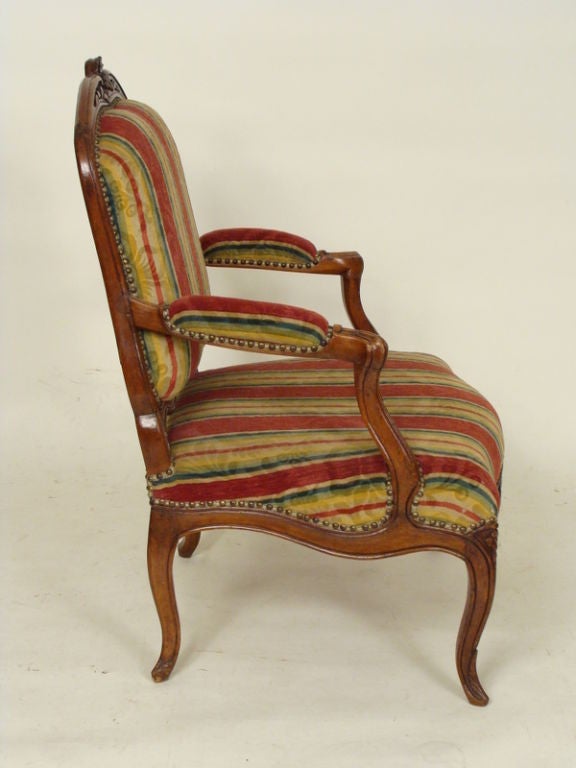 Louis XV Provinzial-Sessel aus Nussbaumholz im Angebot 1