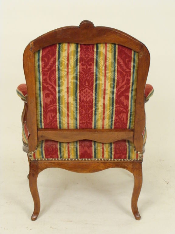 Louis XV Provinzial-Sessel aus Nussbaumholz im Angebot 2