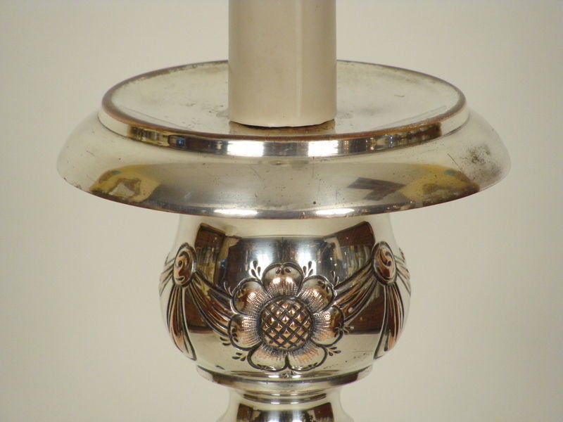 Altarlampe im Louis-XlV-Stil aus Silber und Kupfer, 19. Jh. Die Höhe bis zur Spitze des Kreuzblatts beträgt 47