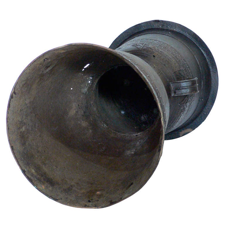Rare cast bronze drum from Alor Island with triangular 