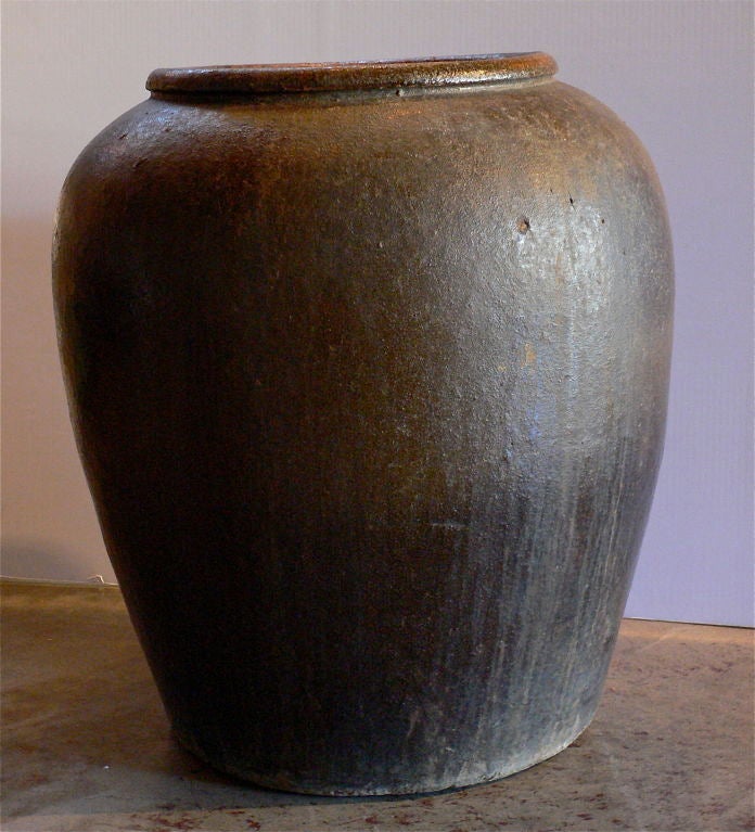 Antique rice wine pot.<br />
Dark brown-green glaze.
