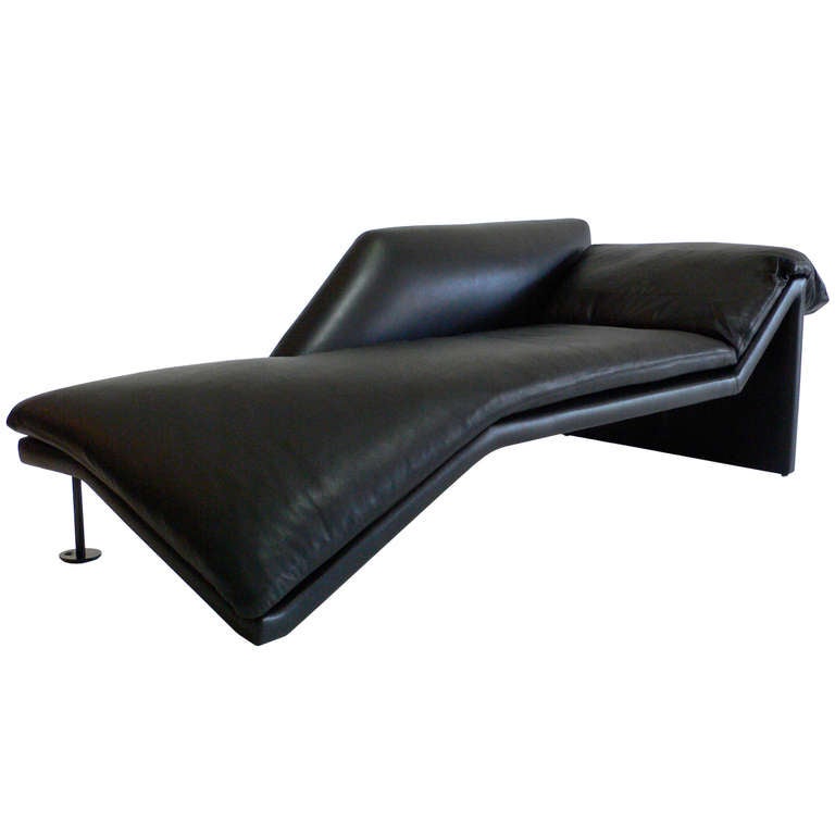 A modernist leather meridienne, or chaise longue, in leather with a rear leg in black bronze. 
FLOOR SAMPLE is on sale.
To order.
Please allow 4-6 weeks.
Also available in COL and COM