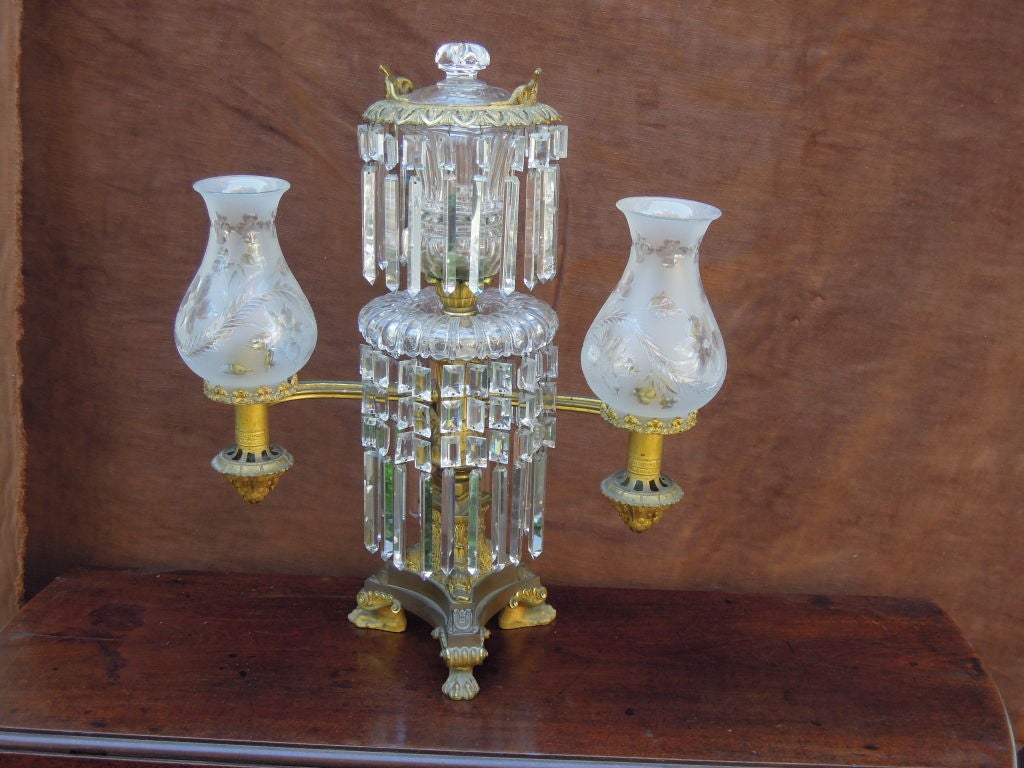 Ein Paar englische patinierte und vergoldete Bronze und geschliffenes Kristall<br />
Argand Lamps, die das Label des Einzelhandels von  <br />
Gardiner, New York. Sie wurden nicht verändert oder elektrifiziert und haben ihre ursprüngliche
