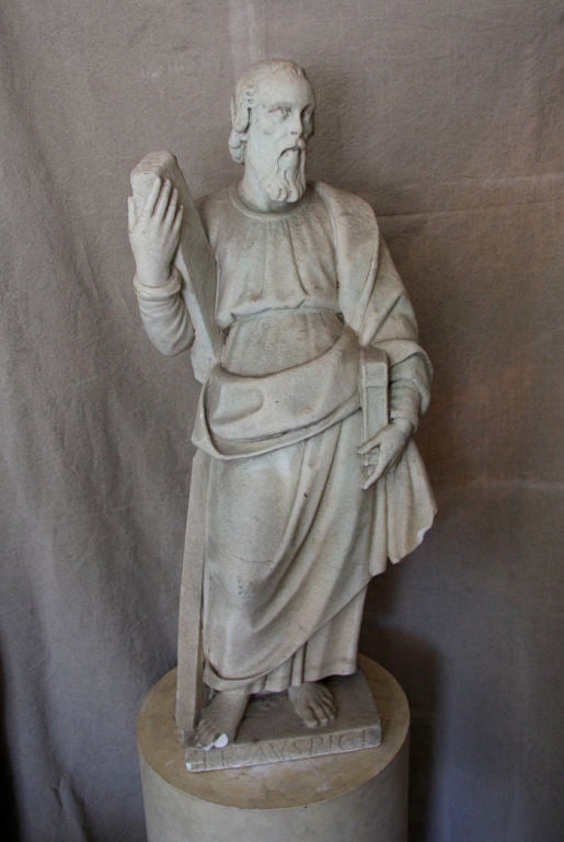 Feine, handgeschnitzte Gewandfigur aus Carrara-Marmor aus Mittelitalien, modelliert in der klassischen Contrapposto-Pose. Das Inschriftenfragment auf dem Sockel lautet 