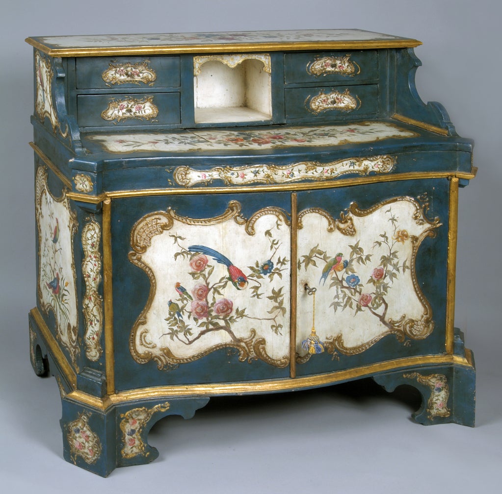 A lacquered and gilded wood credenza laccata con alzata