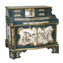 A lacquered and gilded wood credenza laccata con alzata