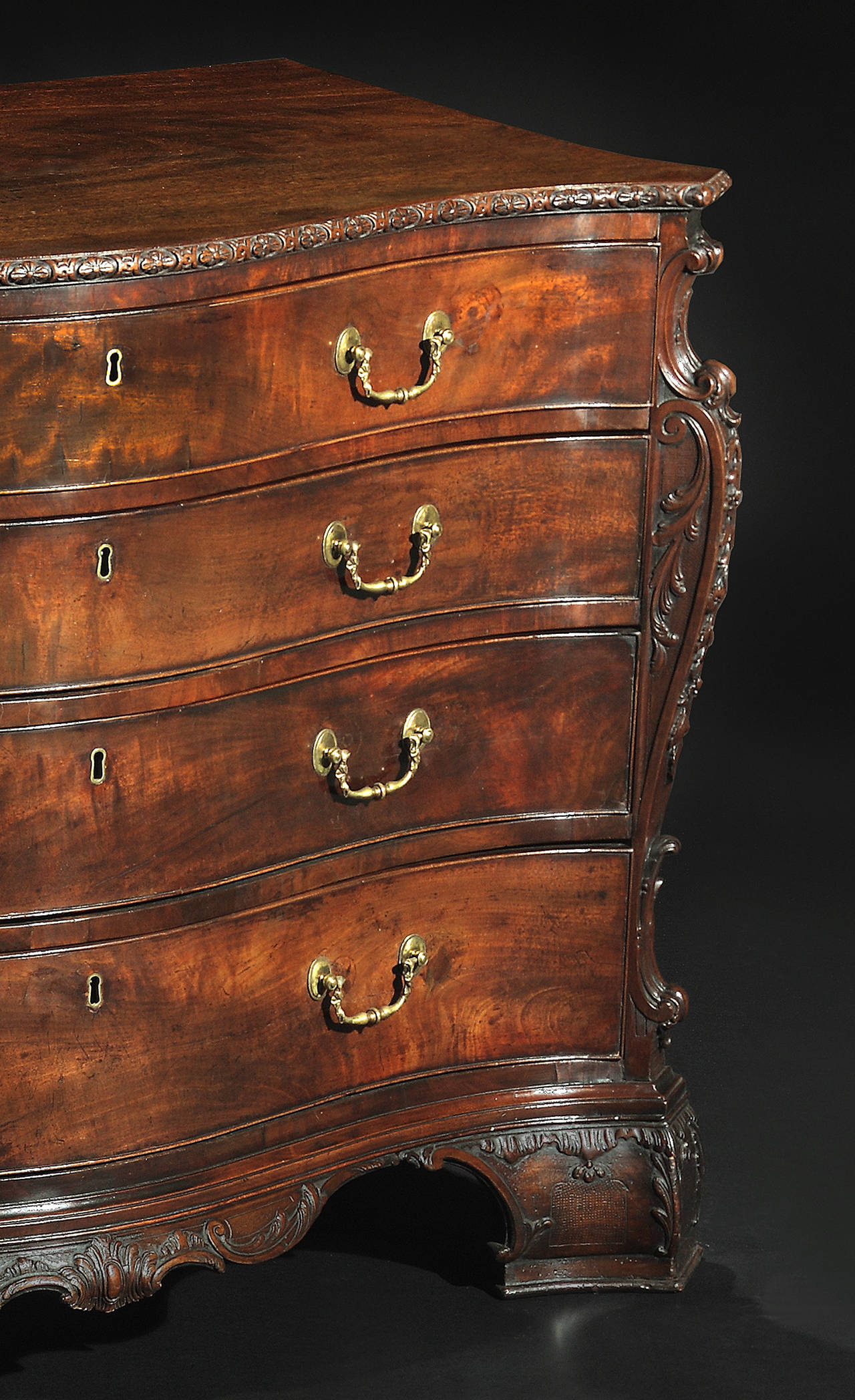 Two Superb George III Mahogany Serpentine Dressing Commodes In Excellent Condition For Sale In New York, NY