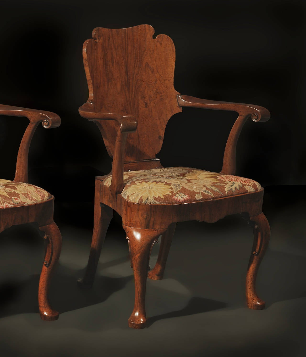Pair of George I Walnut Armchairs In Excellent Condition For Sale In New York, NY