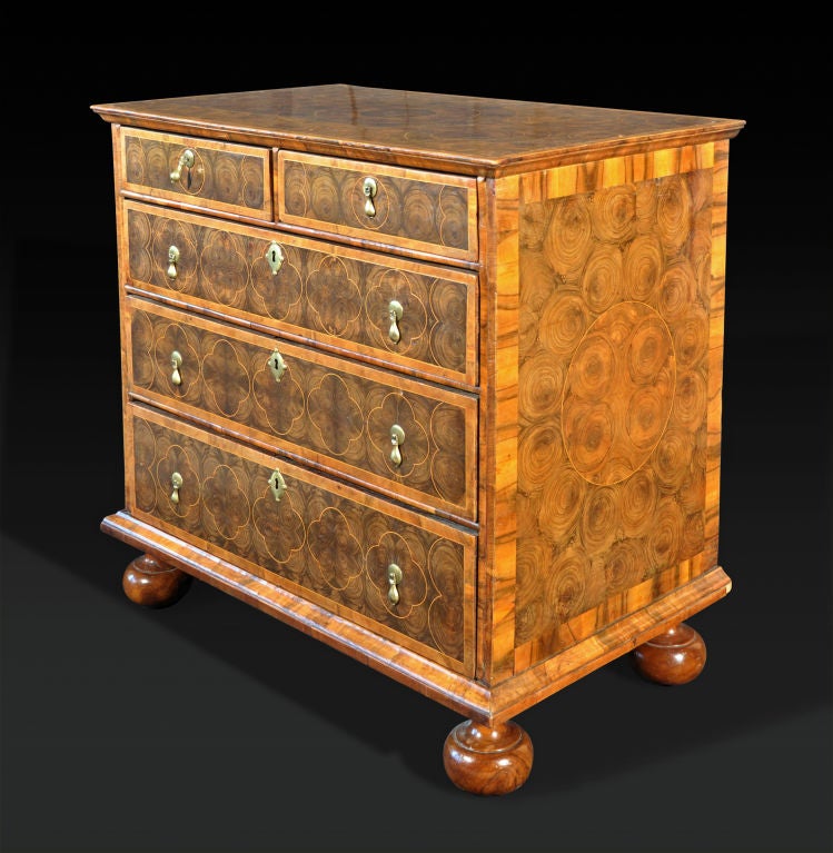 A William And Mary Walnut And Olivewood Oyster-veneered Chest Of Drawers In Excellent Condition For Sale In New York, NY