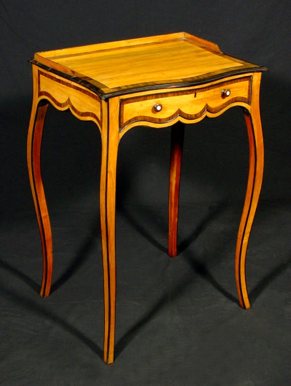 Elegant George III Serpentine Satinwood Occasional Table In Excellent Condition For Sale In New York, NY