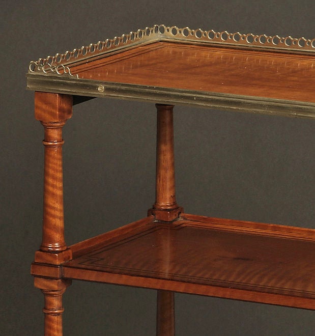 Pair of George IV Satinwood Etageres Inlaid with Ebony Lines In Excellent Condition For Sale In New York, NY