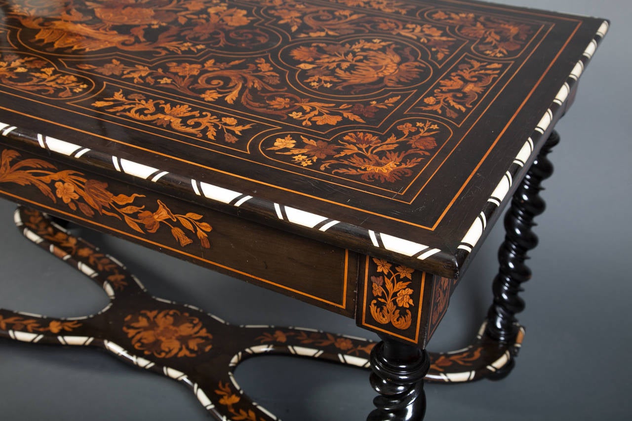 Mesa de escritorio de marquetería holandesa de principios del siglo XIX con incrustaciones Incrustación en venta