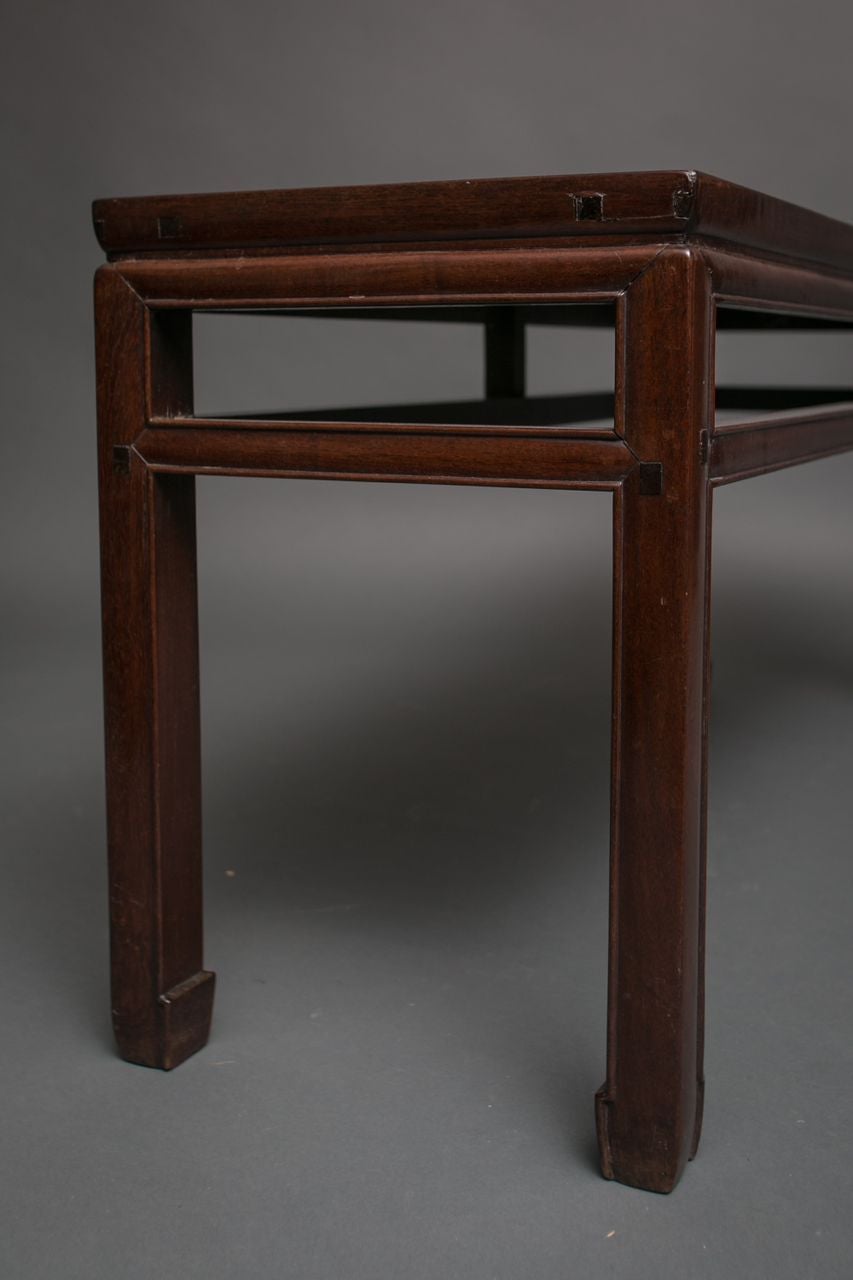 Mesa larga china de palisandro con tablero de bambú tejido en venta 1