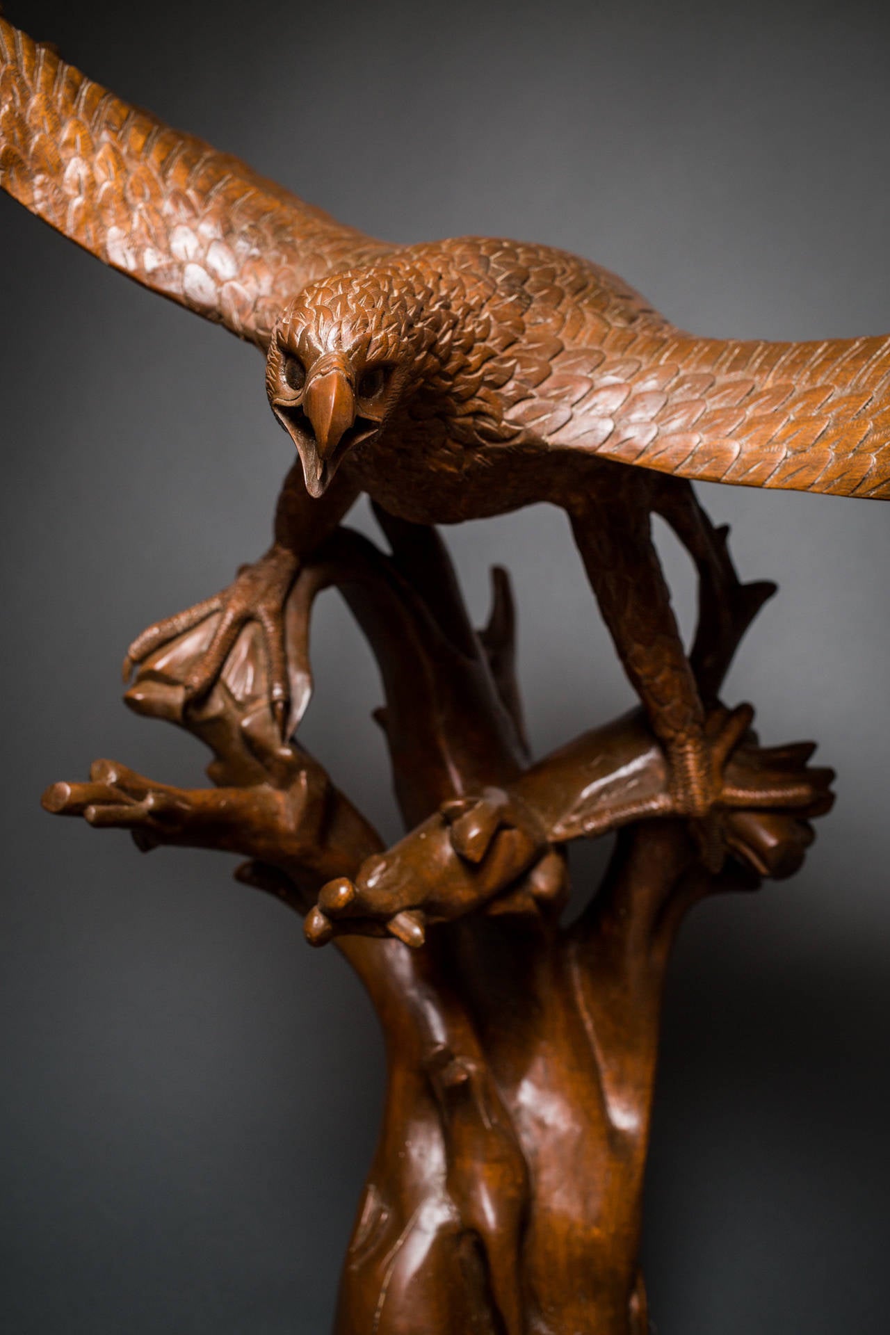 Große große antike japanische Schnitzerei eines Adlers im Zustand „Gut“ im Angebot in Hudson, NY