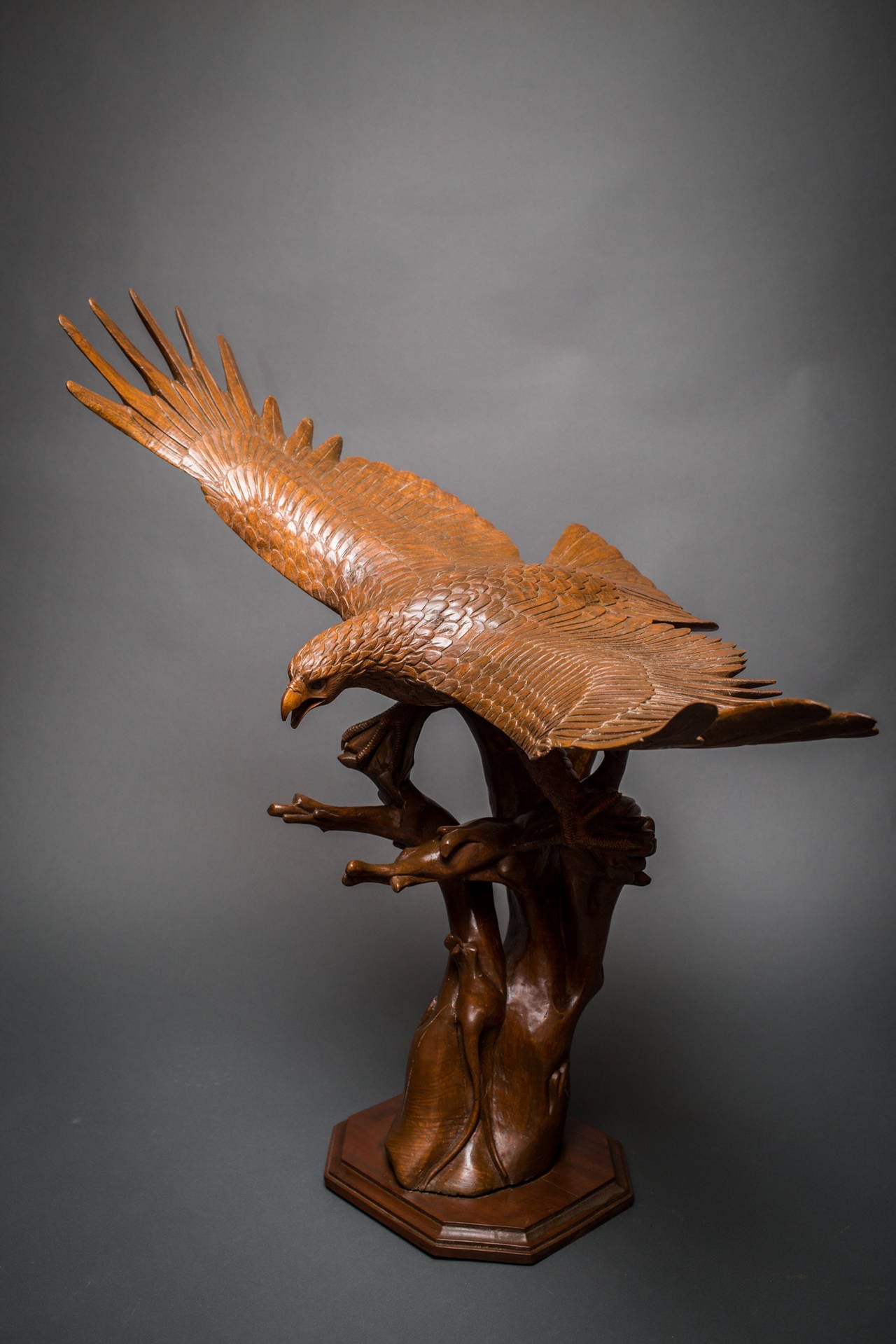 Große antike japanische Schnitzerei eines Adlers.  Meiji-Periode (1868 - 1912), Schnitzerei eines Adlers, der zum Flug ansetzt.  Die Skulptur ist fachmännisch aus einem einzigen Stück Hartholz geschnitzt (eine uralte Technik namens ichiboku zukuri).