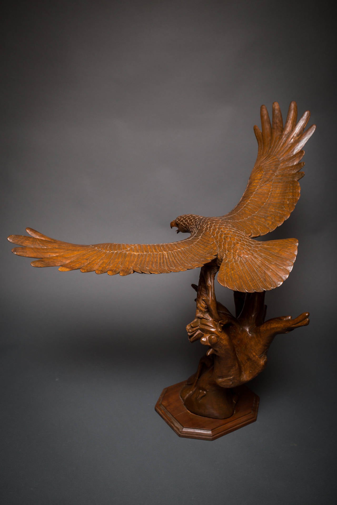 Große große antike japanische Schnitzerei eines Adlers (Meiji-Periode) im Angebot