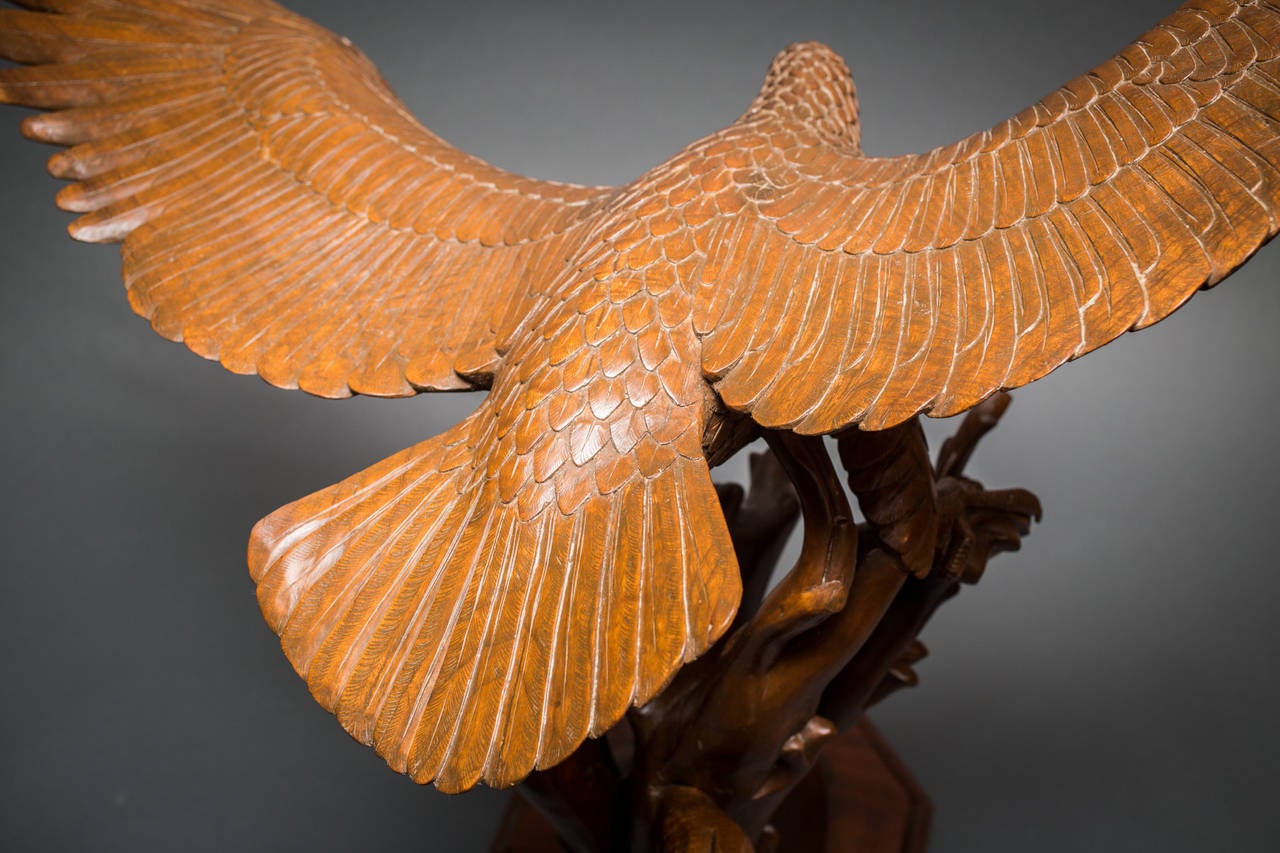Große große antike japanische Schnitzerei eines Adlers (Geschnitzt) im Angebot