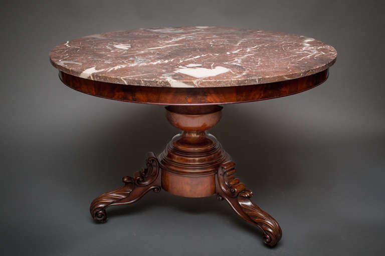 Mesa con tablero de mármol Louis Phillipe en el salón central.