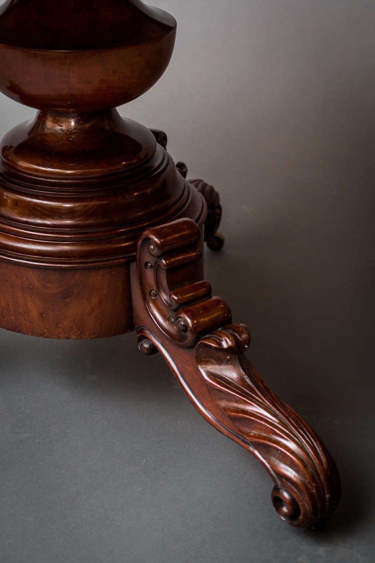 Mesa con tablero de mármol Louis Philippe Center Hall Mármol en venta