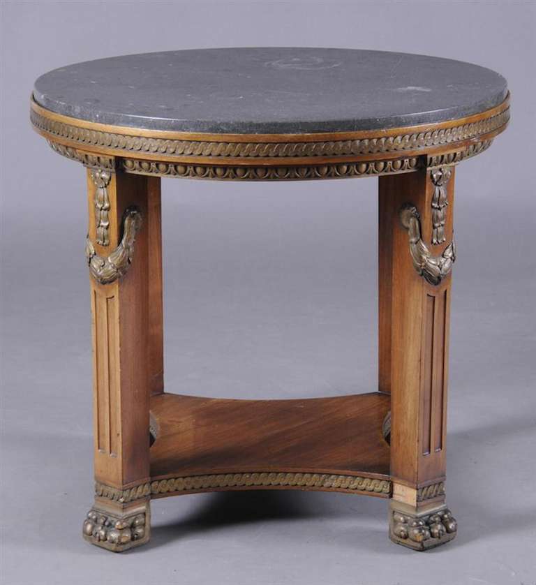 Table de centre de style Empire, en acajou blanchi et doré à la feuille.  Avec un plateau gris fossilisé inséré.