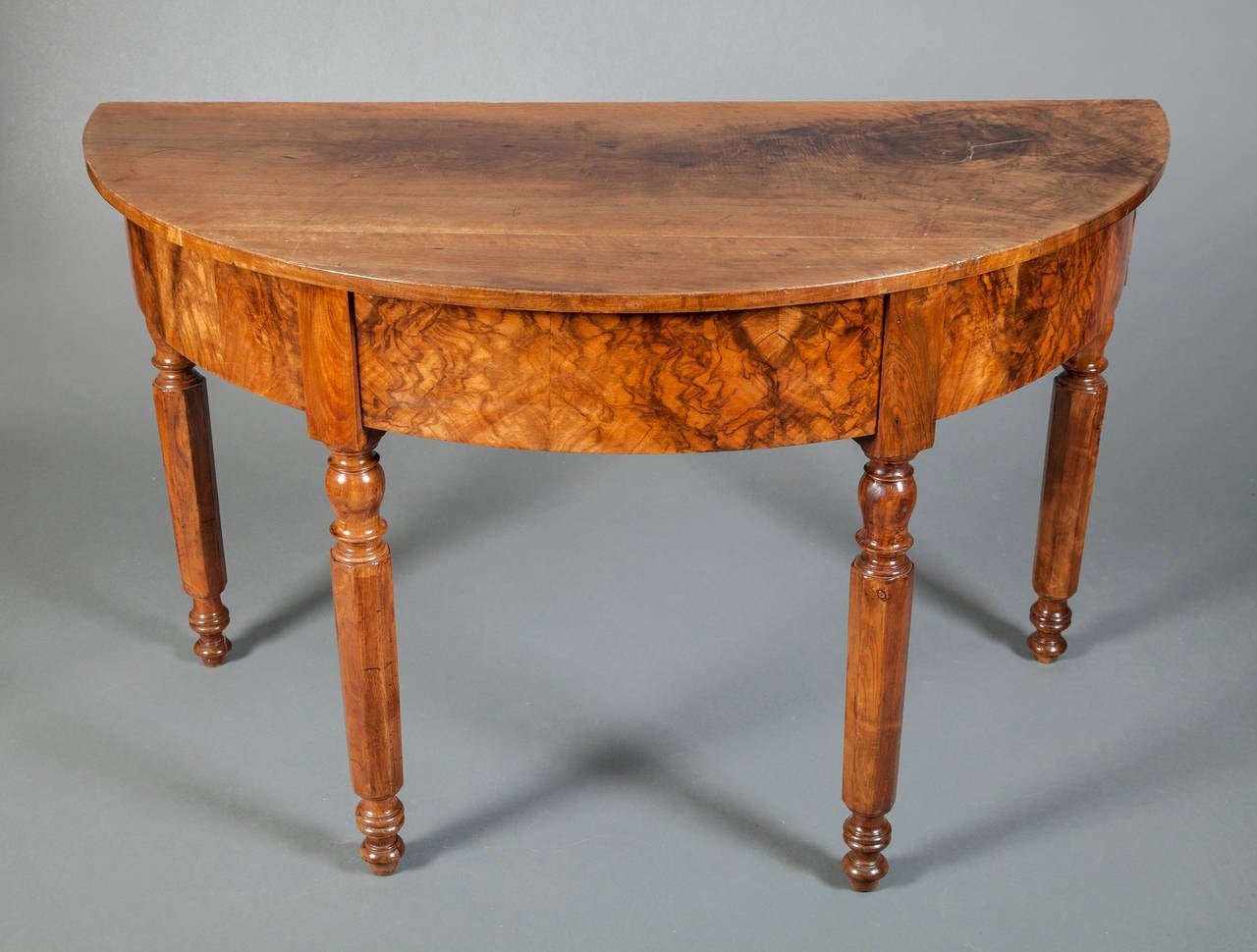 Paire de tables démilunes françaises du XIXe siècle.