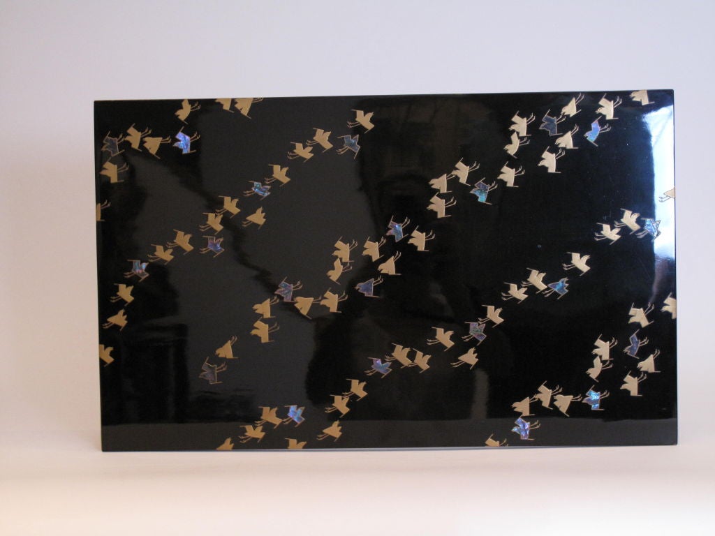 Black lacquer flower arranging table.
With gold seabirds (chidori) decoration.