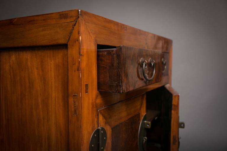 Armadio in legno di cedro e radica In condizioni ottime in vendita a Hudson, NY