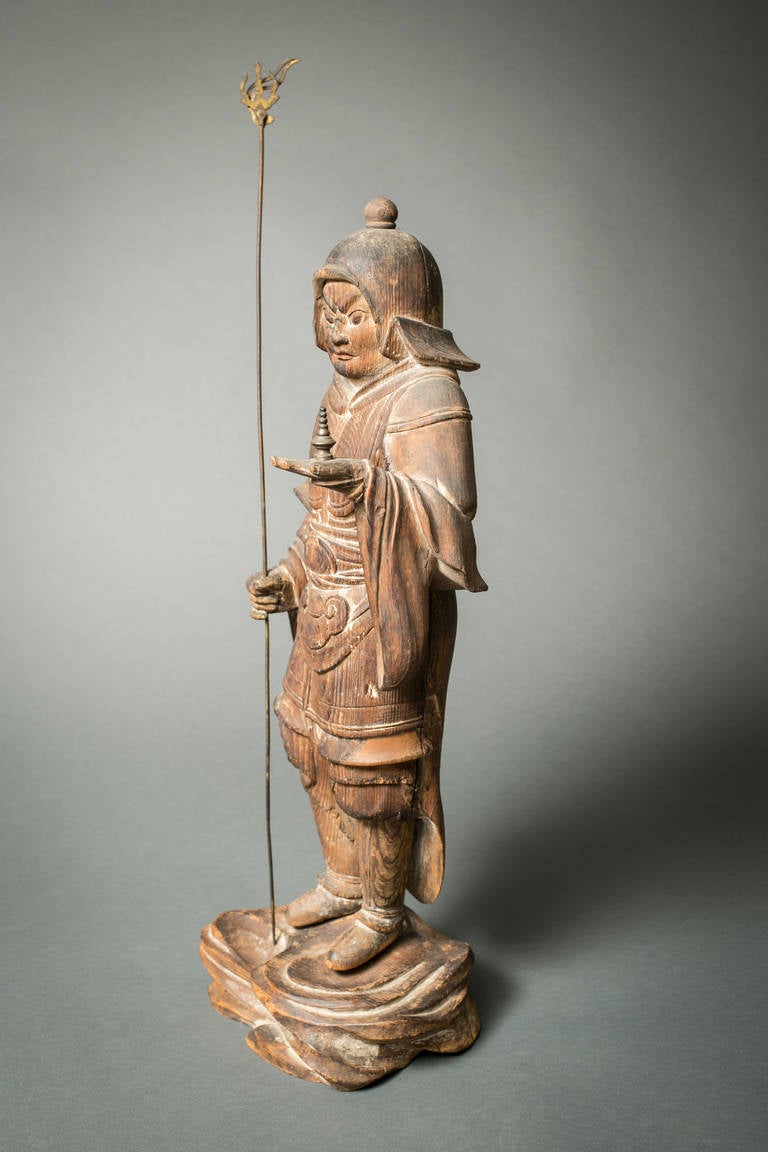Frühe japanische Hinoki-Holz-Skulptur des Bishamon im Zustand „Gut“ im Angebot in Hudson, NY