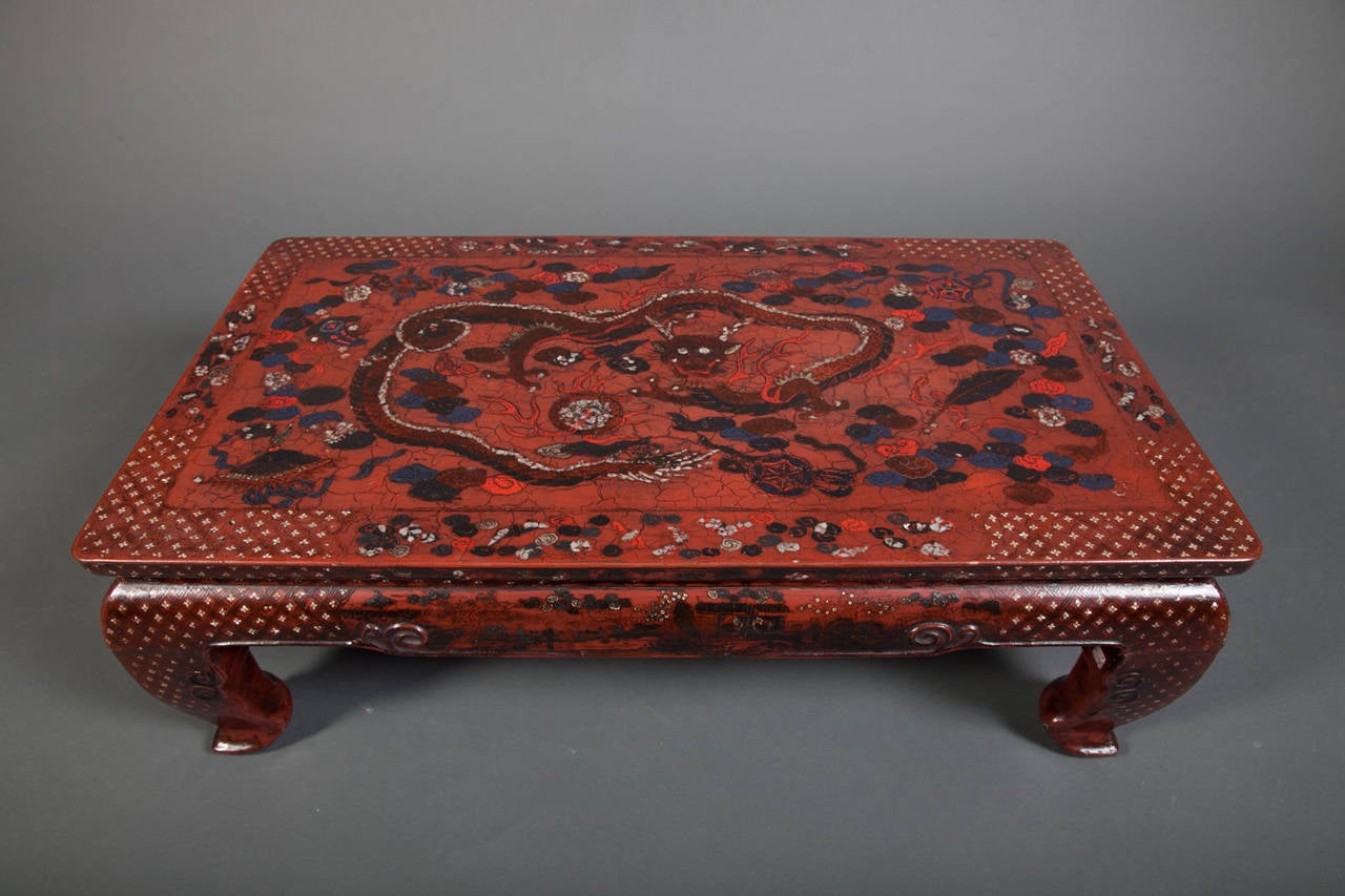 Chinois Table chinoise en laque rouge du XVIIIe siècle en vente
