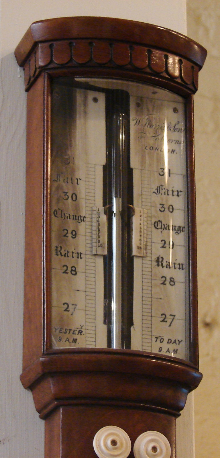 A good William IV period mahogany stick barometer and thermometer, the engraved register signed by its maker, W. Harris & Son above an alcohol thermometer. Circa 1835-1840. Working order. Repairs.