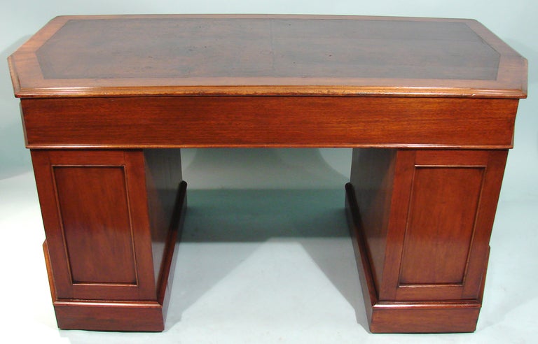 Unusual Shaped  Georgian Style Mahogany Kneehole Desk In Good Condition In San Francisco, CA