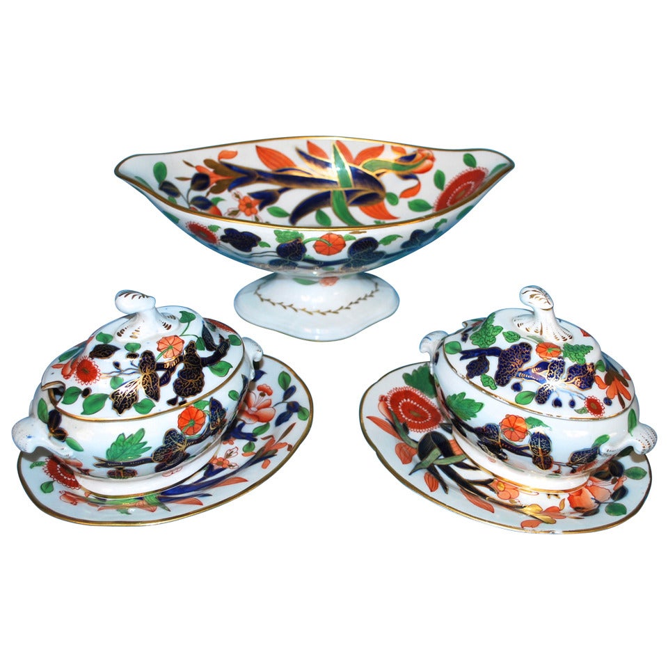 Fine Pair Worcester Sauce Tureens with Matching Centerpiece