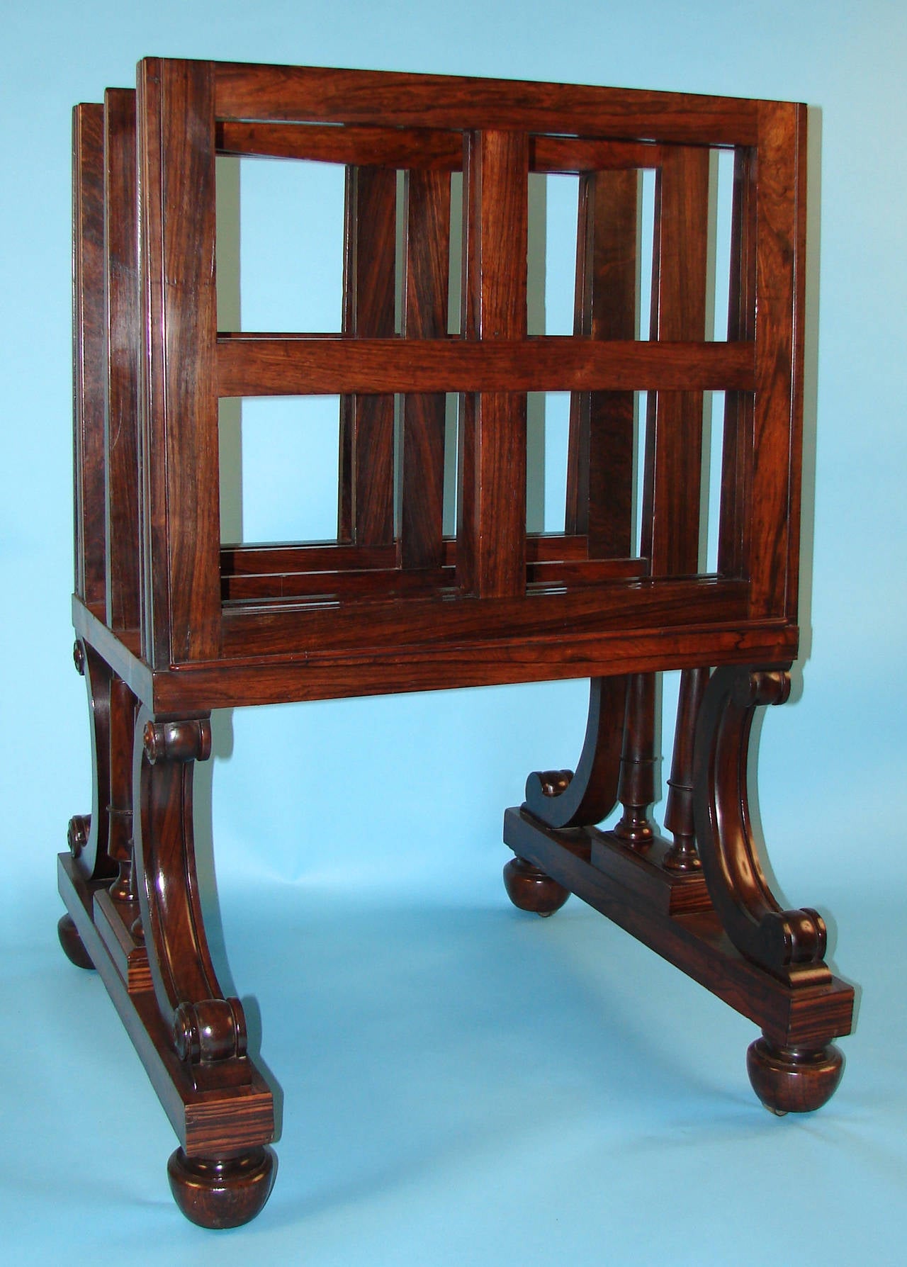 A fine quality William IV period rosewood folio stand, the two-section top with adjustable supports on each side, the Stand supported by molded down swept legs on bun feet with recessed brass casters. In the manner of Gillows, circa 1840.