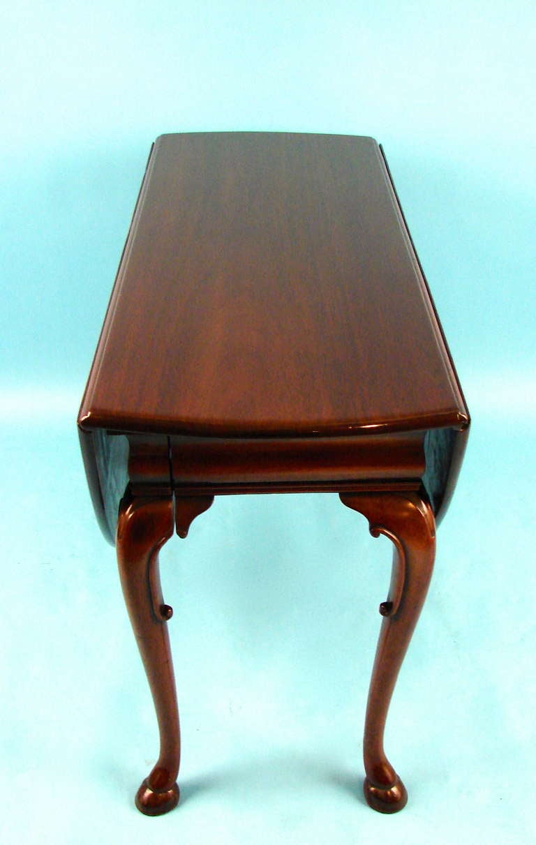 George II Walnut Drop Leaf Table In Excellent Condition In San Francisco, CA