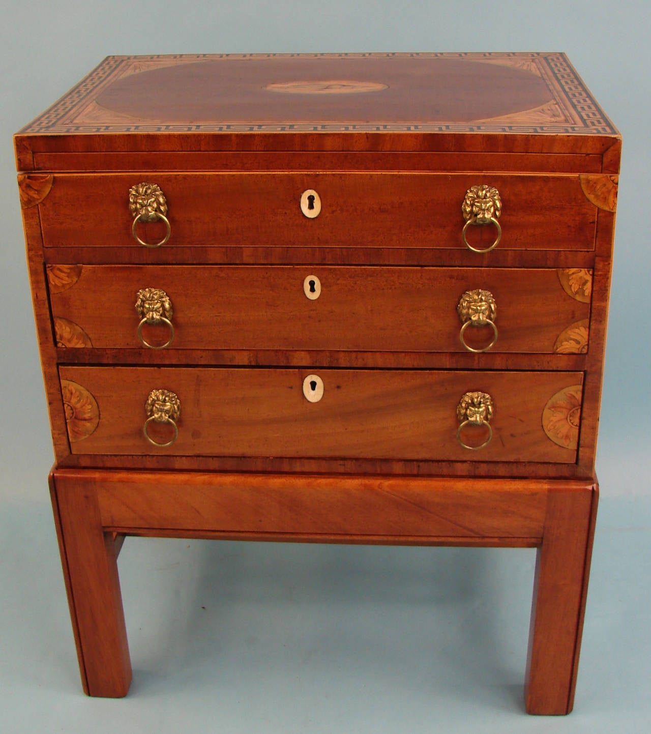 A fine quality George III mahogany combination work box and lap desk, the elaborately inlaid top with satinwood, ebony and boxwood inlay including a central conch shell and Greek key border, above one false and 2 functional inlaid graduated drawers,