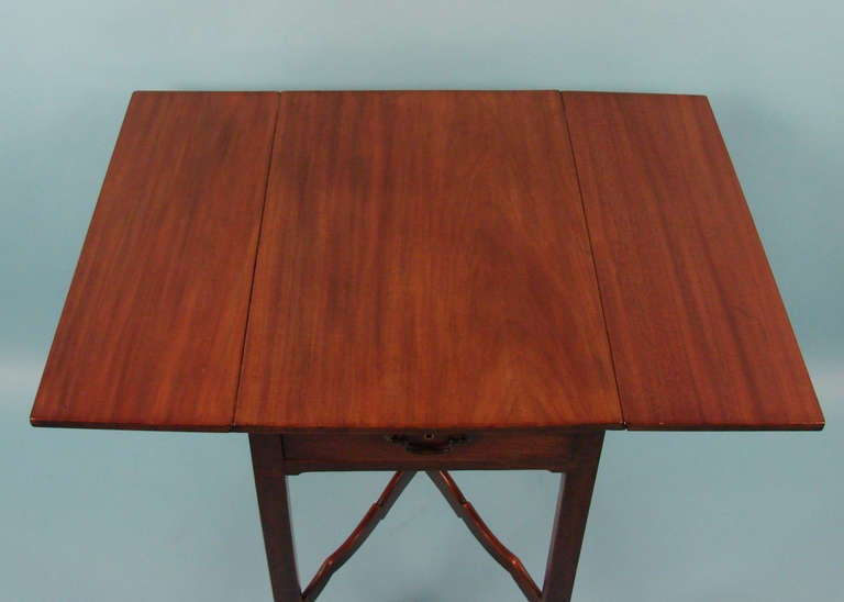 Small and Elegant Georgian Mahogany Pembroke Table In Excellent Condition In San Francisco, CA