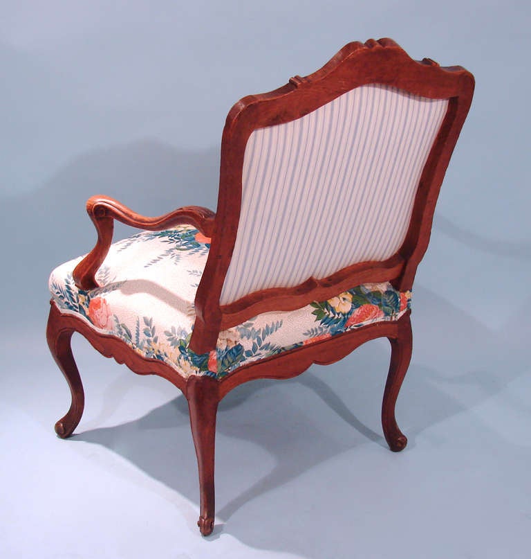 French Louis XV Style Oak Armchair Upholstered in Polished Cotton Fabric For Sale 2