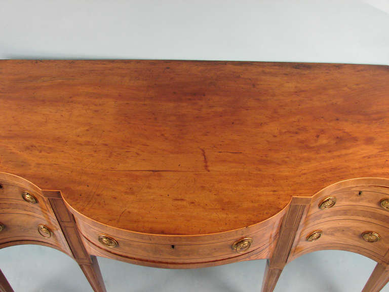 Fine Hepplewhite Serpentine Inlaid Mahogany Sideboard In Excellent Condition In San Francisco, CA