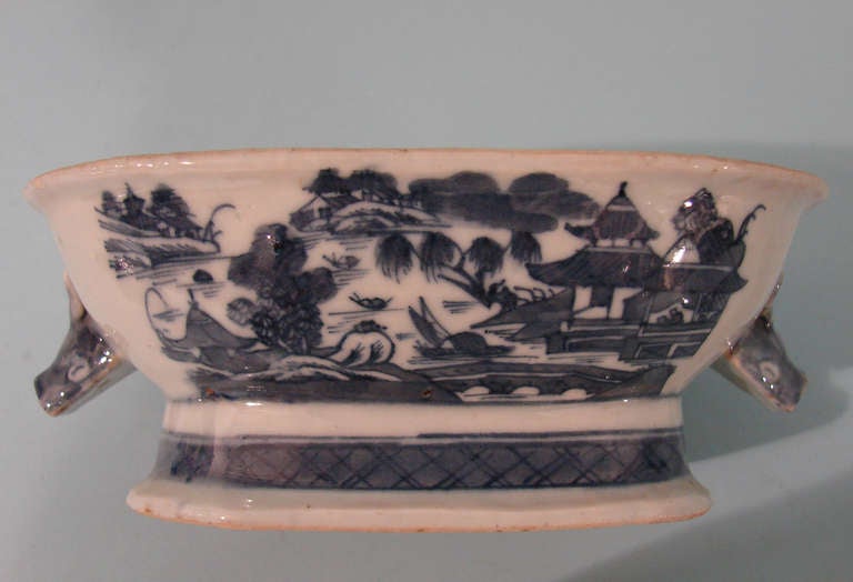 Chinese Covered Sauce Tureen In Good Condition In San Francisco, CA