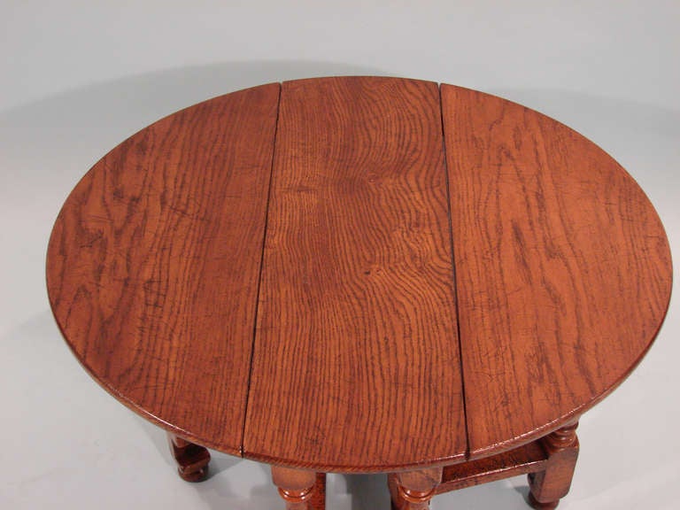 Dimiutive Oak Dropleaf Side Table In Excellent Condition In San Francisco, CA
