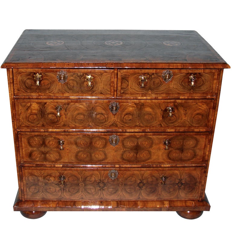 A fine William and Mary walnut oyster veneer chest of drawers at 1stDibs